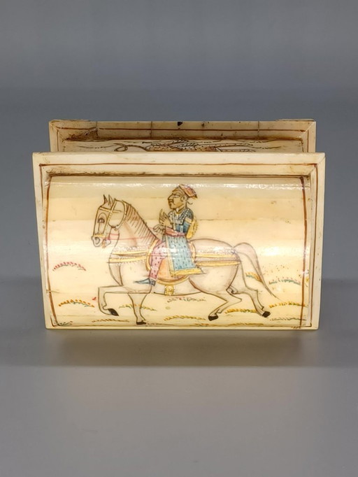 Kleine antike Schachtel aus geschnitztem Knochen