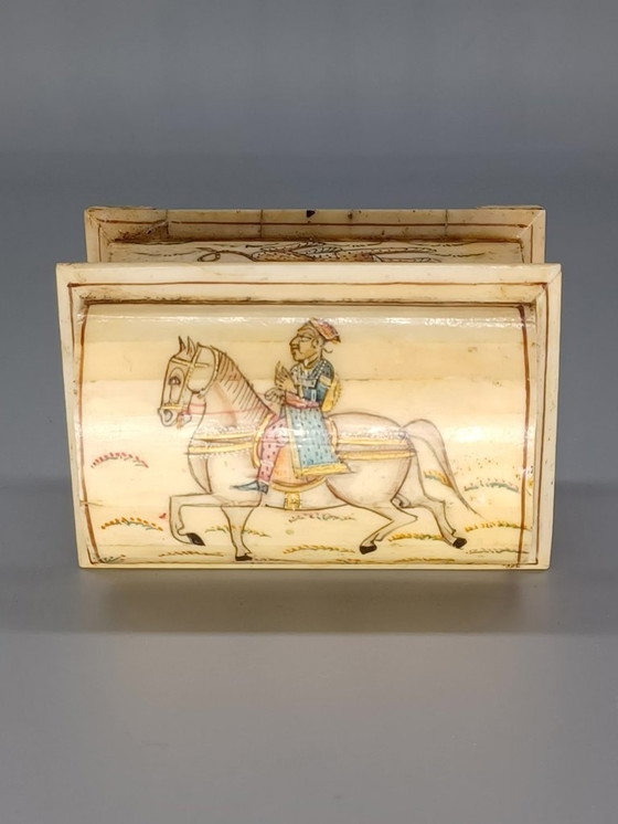 Image 1 of Petite boîte antique en os sculpté 