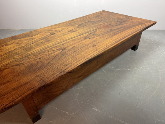 Image 1 of Gran mesa de centro francesa antigua de estilo rústico con dos cajones