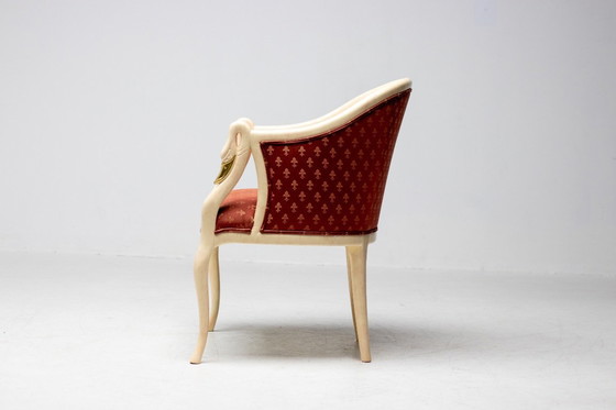 Image 1 of SILLÓN TRÜGGELMANN CON CUELLO DE CISNE — ESTRUCTURA DE MÁRMOL PINTADO Y DORADA, DAMASCO ROJO AMAPOLA
