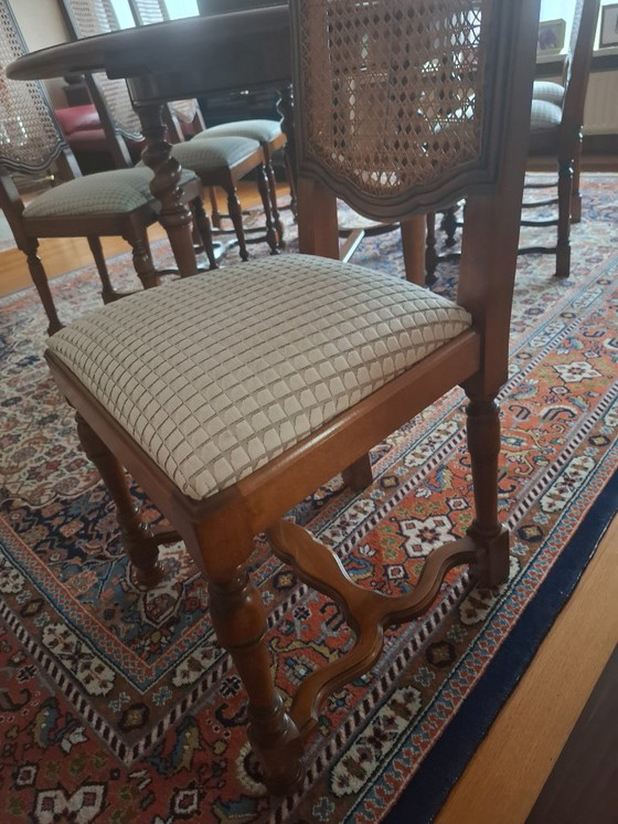 Image 1 of Table ovale extensible en noyer français avec 6 chaises