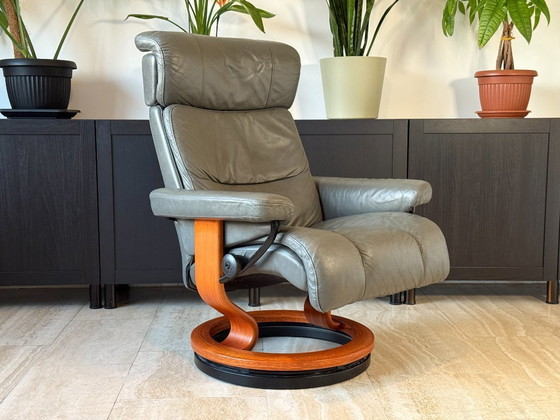 Image 1 of Originele Stressless fauteuil van Ekornes met voetenbank, echt leer, grijs