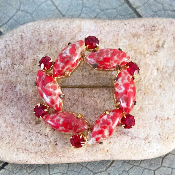 Image 1 of Spilla rotonda vintage degli anni '50 con strass rosso rubino e cabochon ovali screziati.