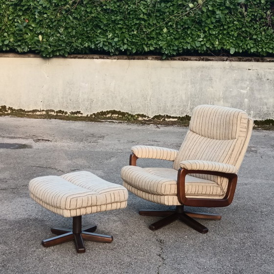 Image 1 of Drehsessel und Hocker aus der Mitte des 20. Jahrhunderts (1970er Jahre)