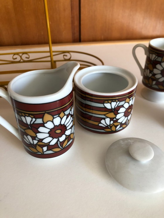 Image 1 of Vintage retro theeservies flower power jaren 60 waarschijnlijk van het merk Enesco aan bijbehorend metalen rek hoogte 32 b 28 d 