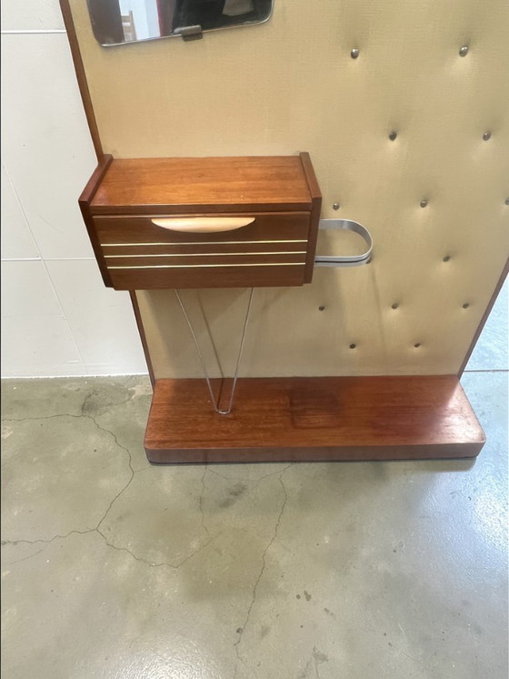 Image 1 of Century Garderobe mit Spiegel & Ablage – 50er 60er Vintage Flurgarderobe Holz Messing Hutablage Rockabilly-Wandgarderobe 