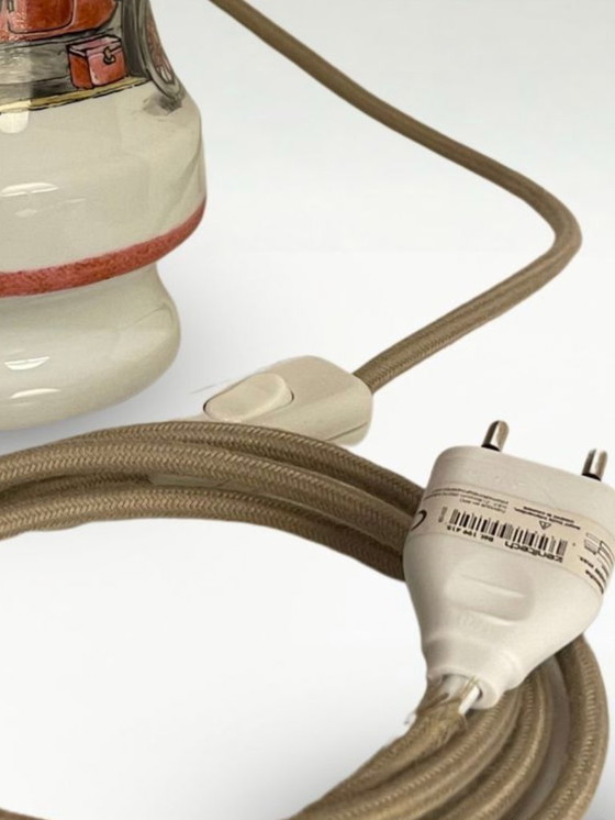 Image 1 of Lampe en porcelaine de Limoges peinte à la main – Décor automobile ancien – Abat-jour à franges