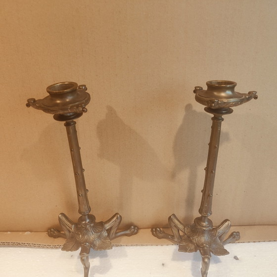Image 1 of Een paar bronzen kandelaars versierd met 3 voeten en bamboe, periode Napoleon III - 19e eeuw
