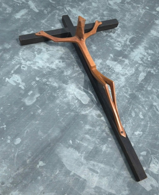 Crocifisso modernista in legno intagliato – Stile minimalista – Firmato Krstić – decoratieve objecten, Wood (photo 2 of 11)