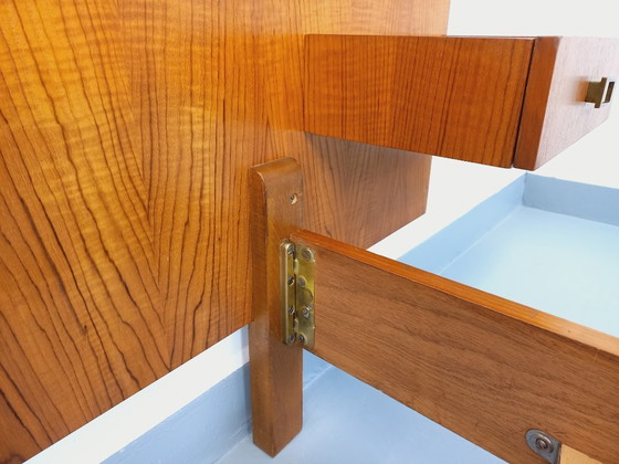 Image 1 of Vintage modernistisch tweepersoonsbed uit de jaren 60, gemaakt van teakhout en zwart metaal, met geïntegreerde nachtkastjes.