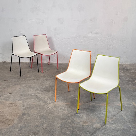 Image 1 of Juego de 4 sillas italianas Pedrali 3D a color.