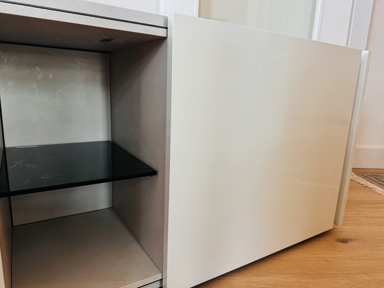 Image 1 of Mobile TV BESTÅ con ante, finitura lucida Selsviken