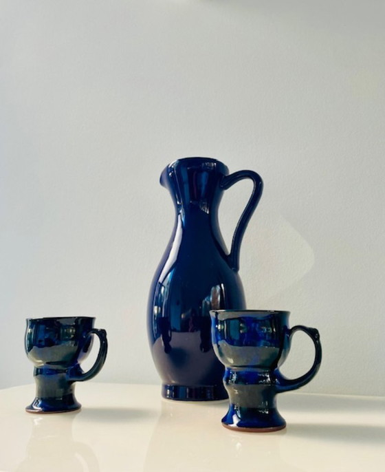 Image 1 of Set in ceramica composita blu cobalto – brocca + 2 calici (firmati)