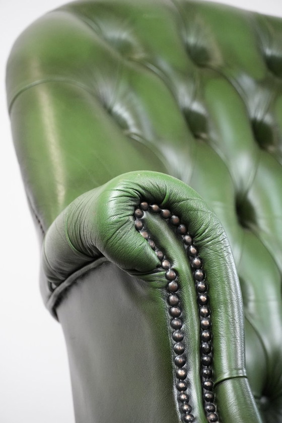 Image 1 of Grand fauteuil de bureau Chesterfield en cuir de vachette vert de style anglais, sur roulettes et à dossier haut.