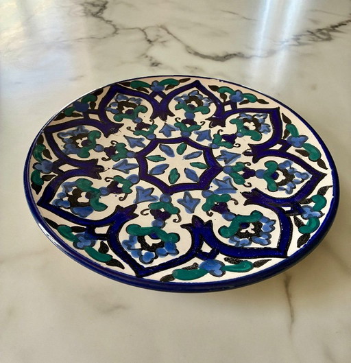 Plato redondo de terracota para servir, procedente de Nabeul, Túnez.