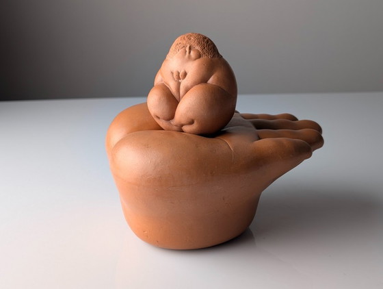 Image 1 of Ricardo Mesa, escultura de terracota "Gordita Feliz" en la mano, años 80