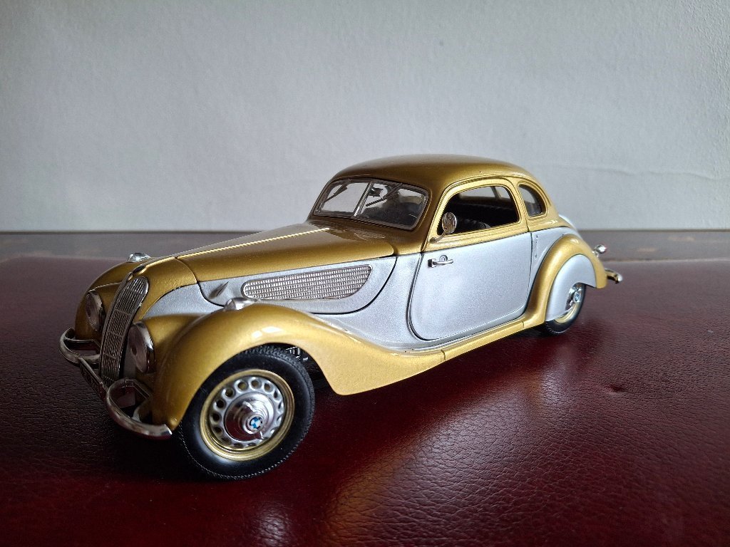 Rare 1937 BMW 327 coupé 1/18 scale Guiloy model in very good Rare 1937 BMW 327 coupé 1/18 scale Guiloy model in very good