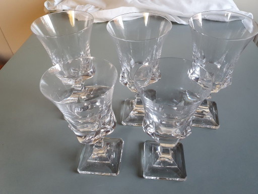 Set di 5 bicchieri antichi in cristallo Art Déco con base quadrata a gradini (ca. 1920-1930)