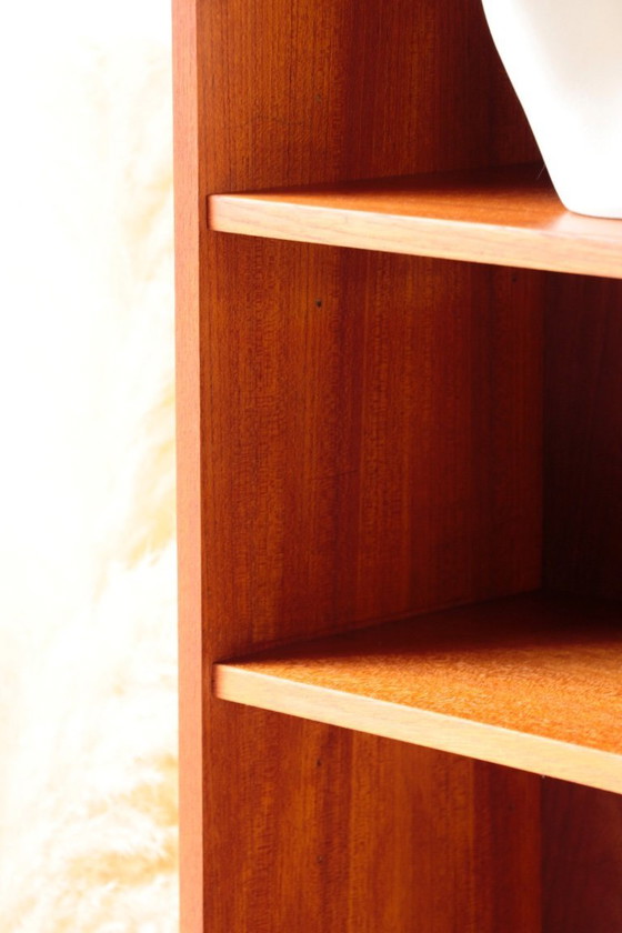 Image 1 of Librería escandinava de teca con frente de cristal