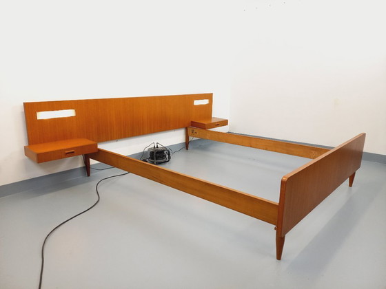 Image 1 of Lit double vintage style scandinave en teck des années 60 avec chevets suspendues et lampes intégrées