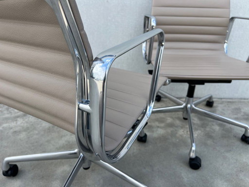 2x Vitra Eames EA117 office chair