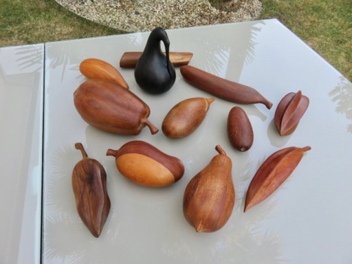 12 large exotic fruits in wood, 70's