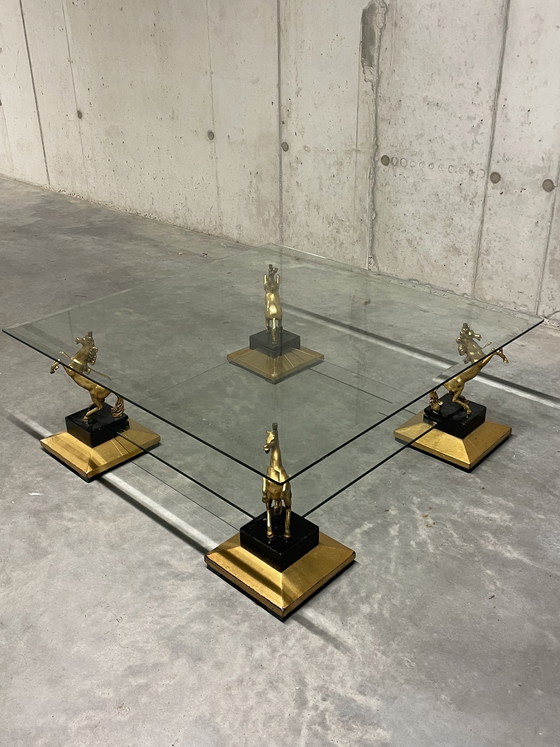 Image 1 of Vintage salontafel met bronzen paarden op stenen pilaren 