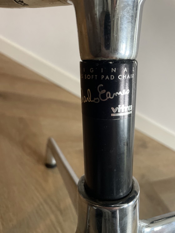 Image 1 of Sedia Eames EA107 Vitra "Hopsak/Velvet" - Vintage anni '80