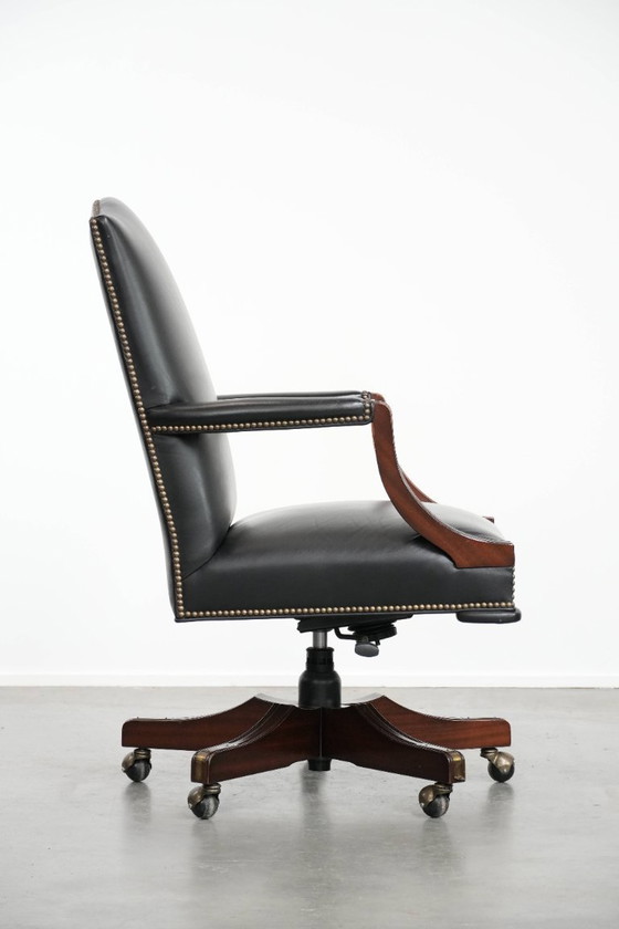 Image 1 of Zwarte rundleren en houten chesterfield bureaustoel in Engelse stijl op wieltjes