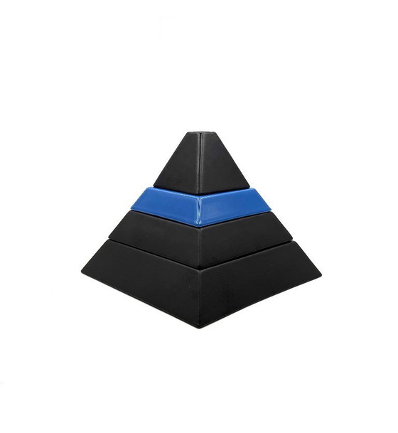 Image 1 of Cendriers empilés en céramique en forme de pyramide / centre de table, Amalgames France années 1980