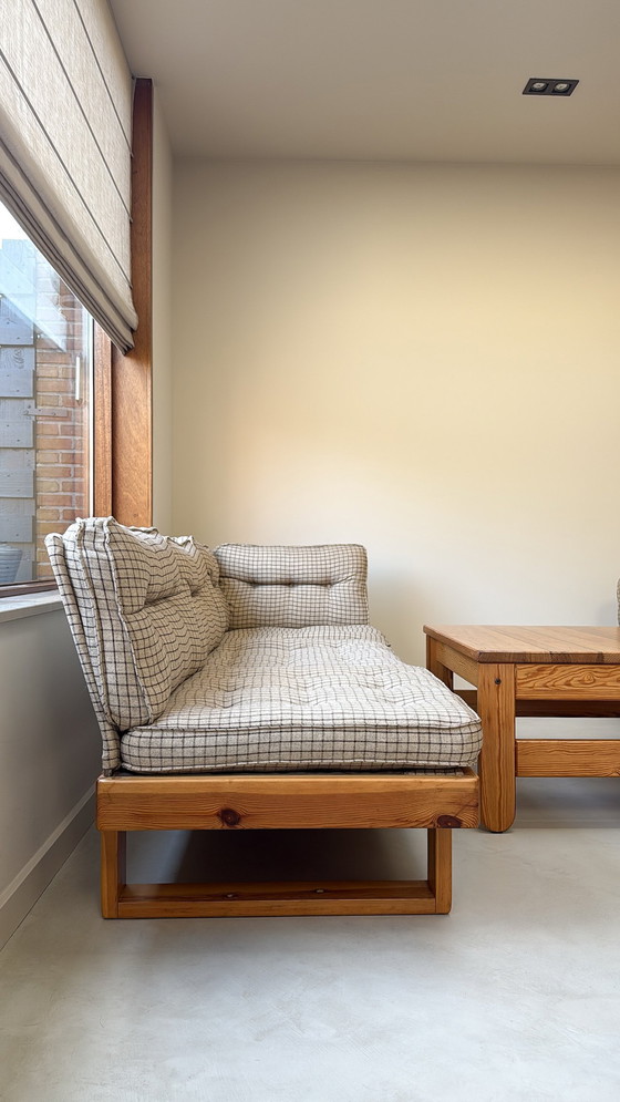 Image 1 of Dos sofás suecos antiguos y una mesa de pino.