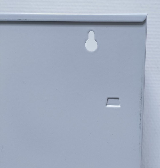 Image 1 of Estantería de pared de metal lacado de diseño