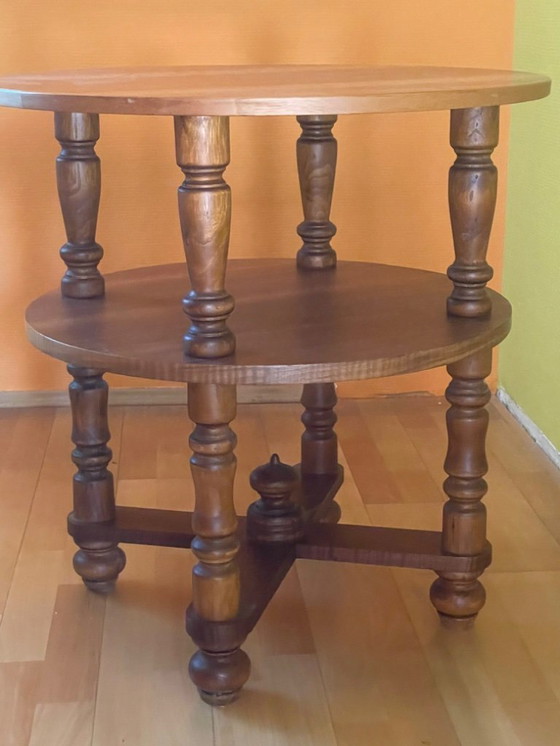 Image 1 of Großer runder gedrechselter Tisch