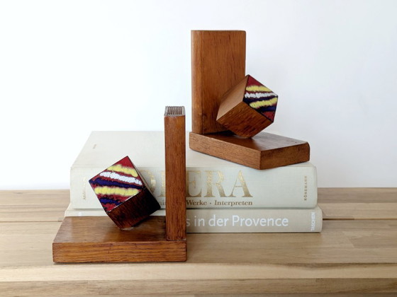 Image 1 of Fermalibri in legno di metà secolo con cubo smaltato, design geometrico modernista, anni '60