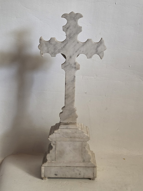 Image 1 of 52 cm – 6 kg – Prachtvolles, aus Marmor geschnitztes Kruzifix auf einem reich verzierten Altarsockel
