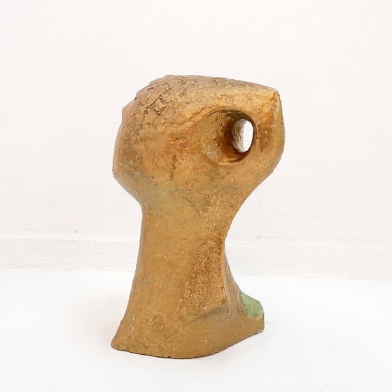 Image 1 of Tête de femme en terre cuite dorée 