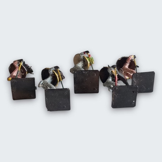 Image 1 of Ensemble de cinq statues figuratives africaines en métal peint à la main – têtes d'animaux – Afrique