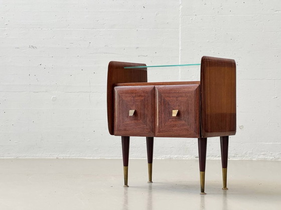 Image 1 of Ensemble de 2 tables de chevet en acajou de style milieu du siècle avec plateaux en verre, années 1960