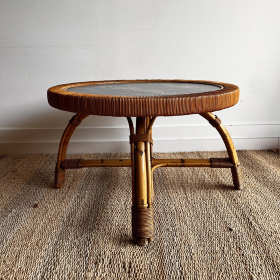Image 1 of Table basse en bambou et rotin avec plateau en marbre vintage