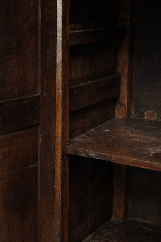 Antieke eikenhouten boerenkast uit eind 17e eeuw met origineel beslag en prachtig patina – Buffetkasten (photo 12 of 13)