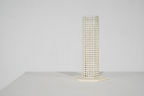 Image 1 of Vaas "Wolkenkrabber" van Josef Hoffmann voor Bieffeplast, Italië, jaren 80.