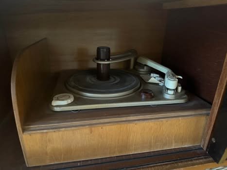 Image 1 of Mueble funcional para radio/fonógrafo Mercedes