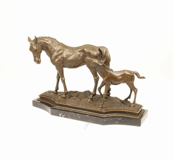 Image 1 of Große Bronzeskulptur einer Stute mit Fohlen auf Marmorsockel, signierte Kunststatue, neu