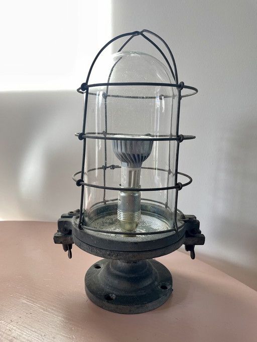 Stallamp van gietijzer