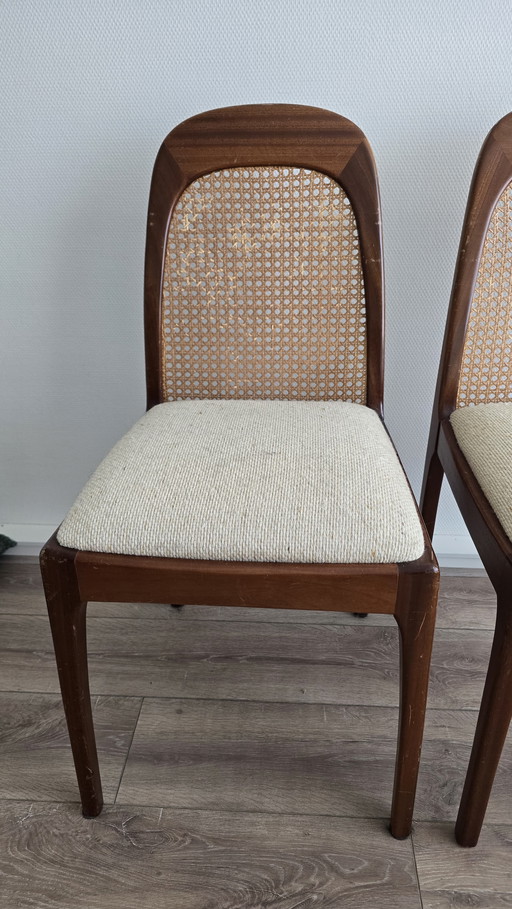 Chaises de salle à manger vintage.