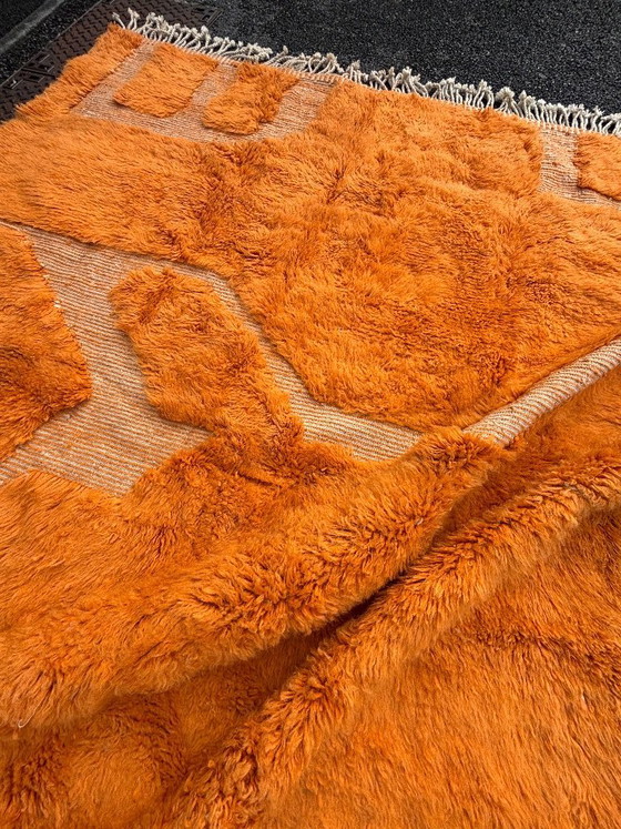Image 1 of Handgeknüpfter marokkanischer Mrirt-Teppich – Wollteppich in gebranntem Orange, 200 x 300 cm – Moderner, strukturierter Teppich