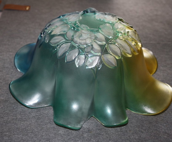 Image 1 of Vintage Walther glazen kom - jaren 1970 - kleurverloop blauw-geel met bloemenpatroon - 27 cm