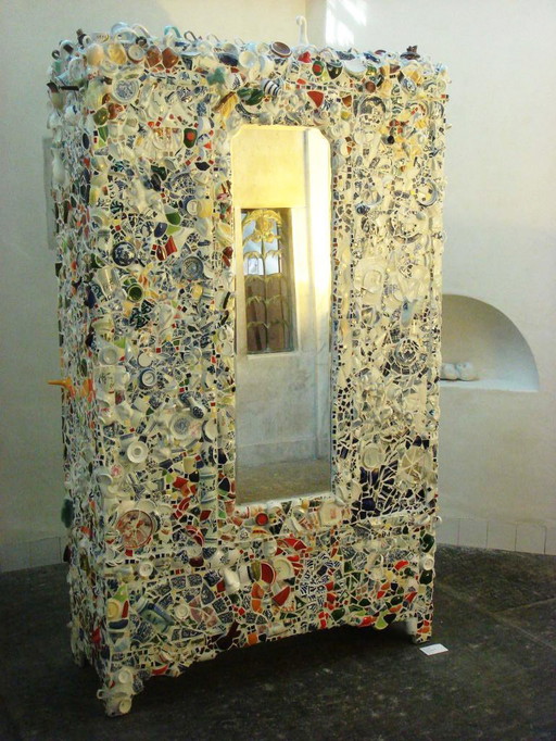 Eun Young Lee - ‘China cabinet’ – Mosaico, porcellana rotta su legno con specchio
