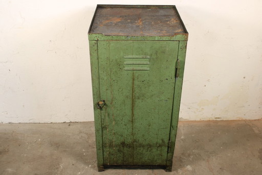 Antieke industriële metalen kast • Groene vintage werkplaatskast met patina • Loft- en fabrieksontwerp