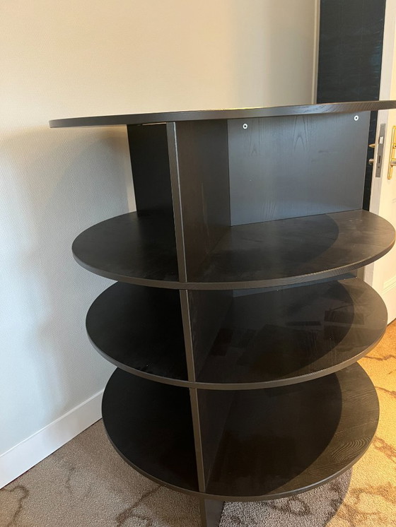 Image 1 of WOOOD Trian Tower – Bücherregal; rund, schwarz, Eschenholz